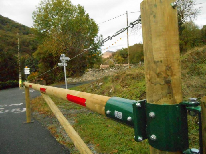 Barrière Castellane à sceller avec bandes rétro (option) et contrevents au dessus de 7 m 